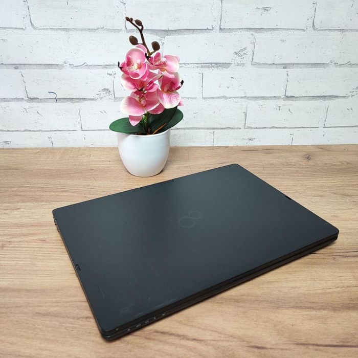 Класний ноутбук Fujitsu T937. Має сенсорний екран та підсвітку клави.