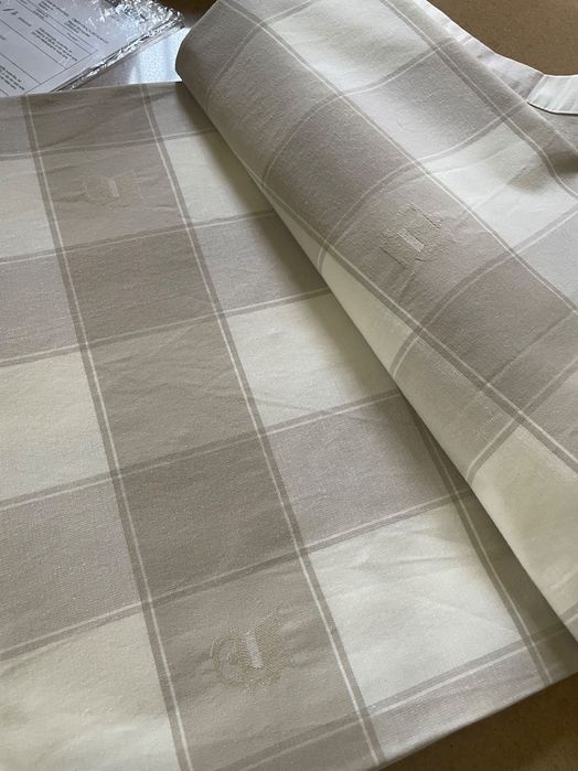 Toalha de mesa grande/ 3 metros. Nova!