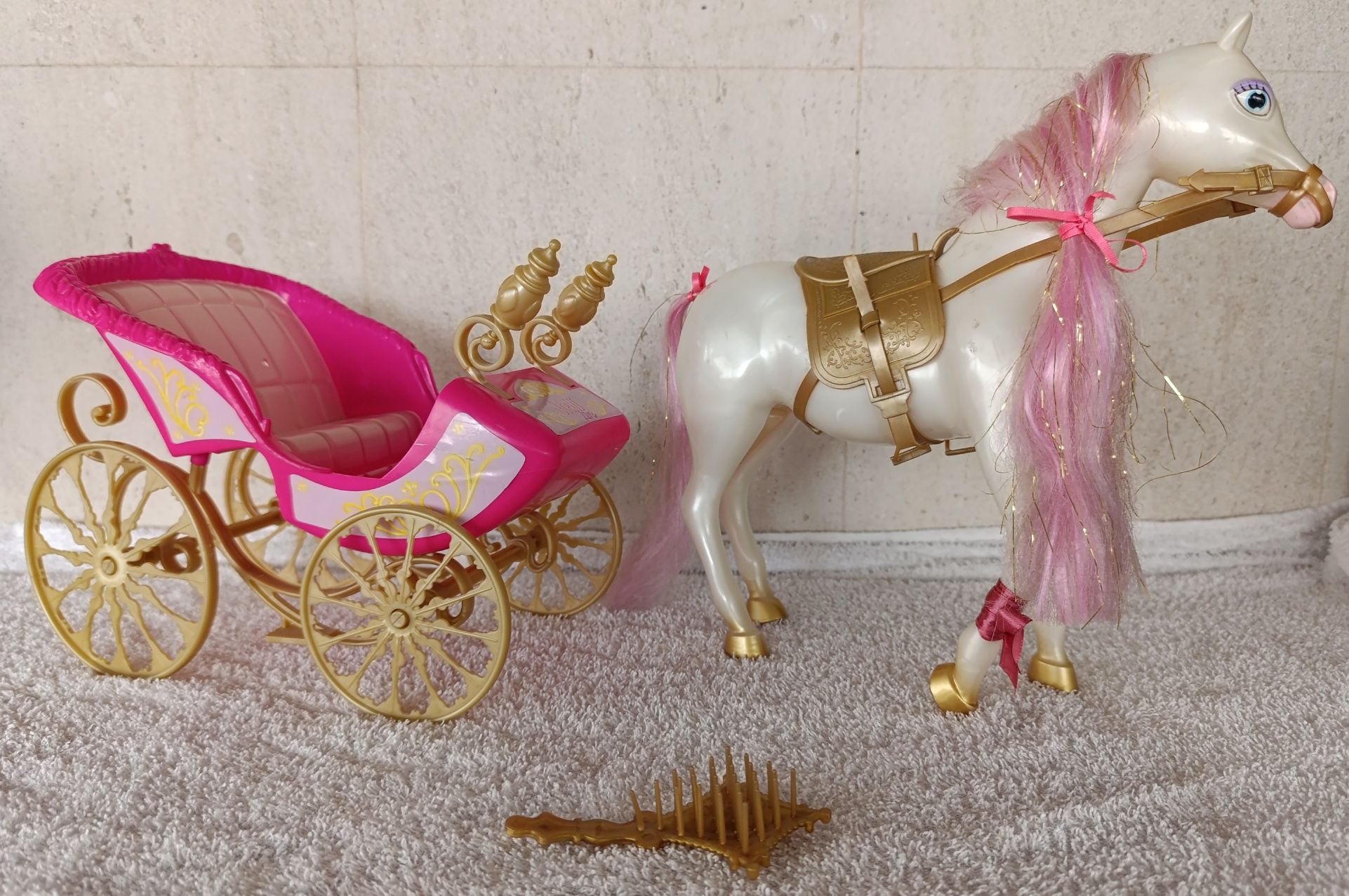 Brinquedo carroça e cavalo disney