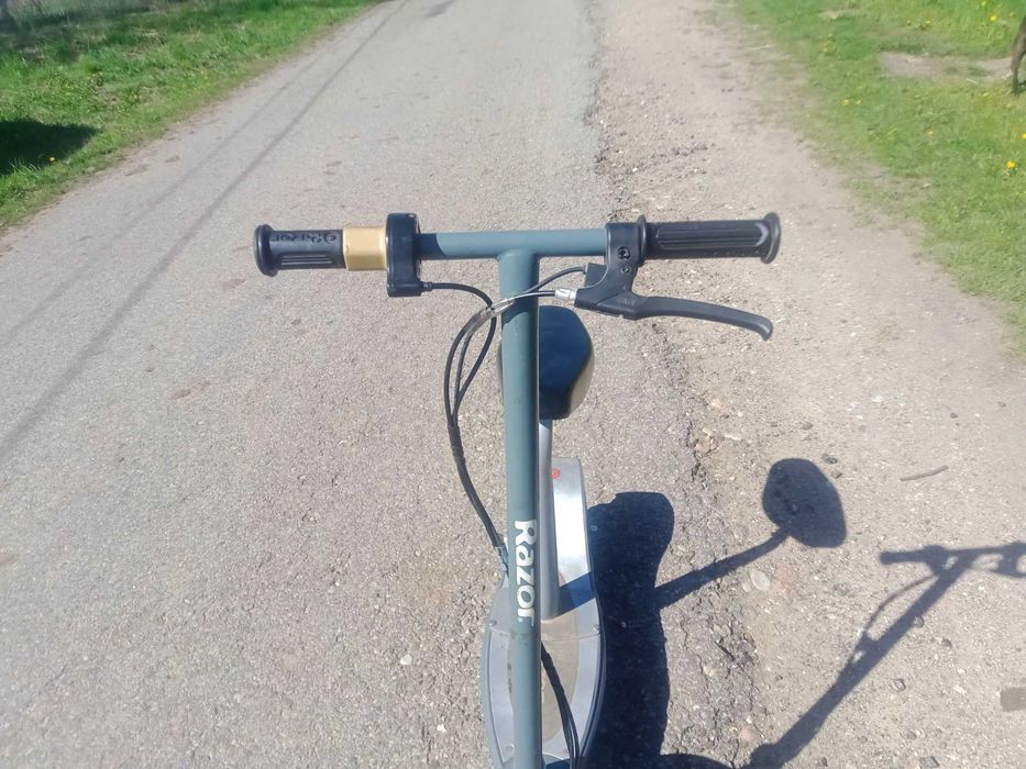 Hulajnoga elektryczna razor e300s