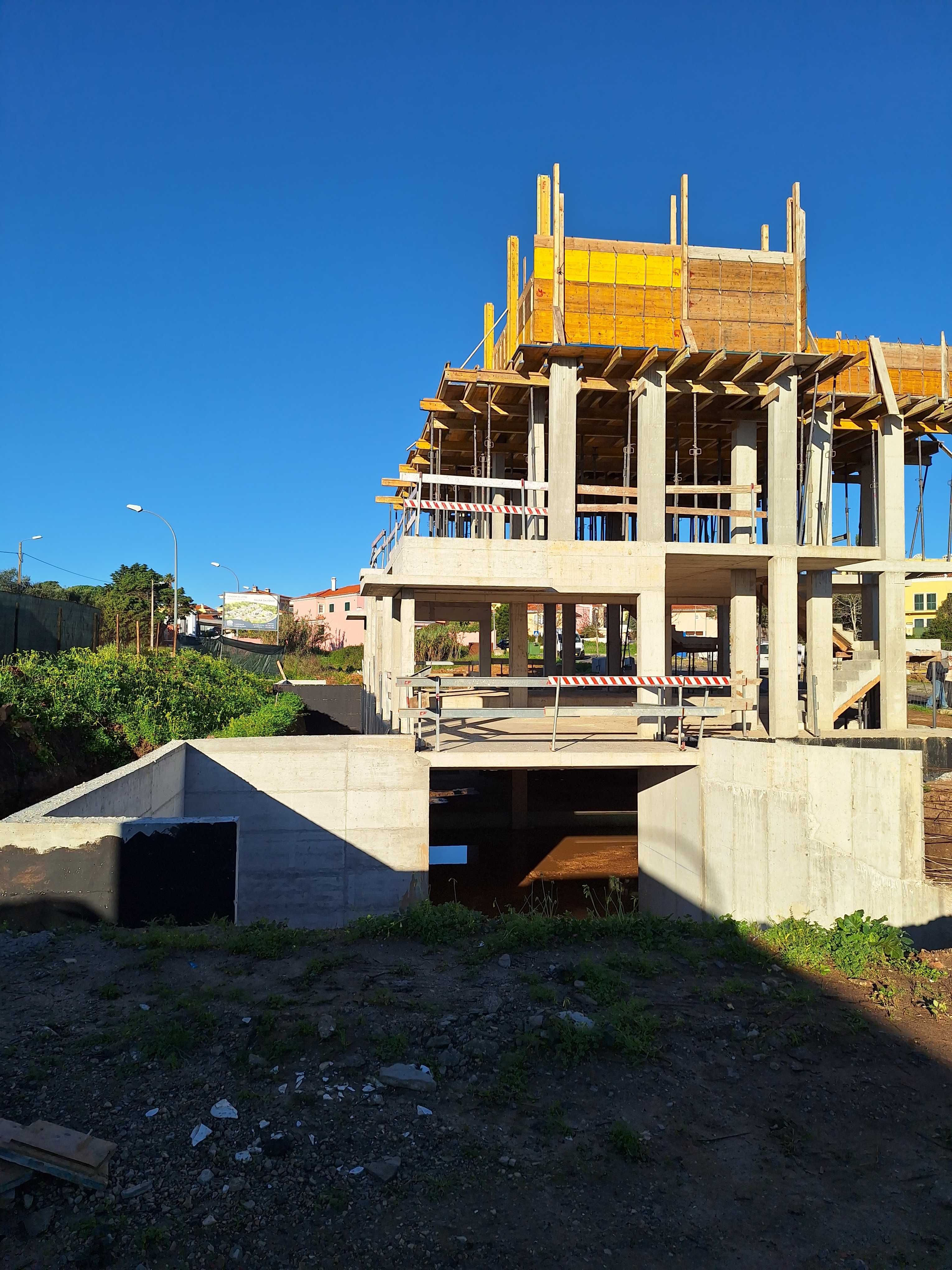 Loteamento com Licença a Pagamento e Construções