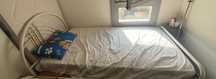 Cama de criança branca e dourada