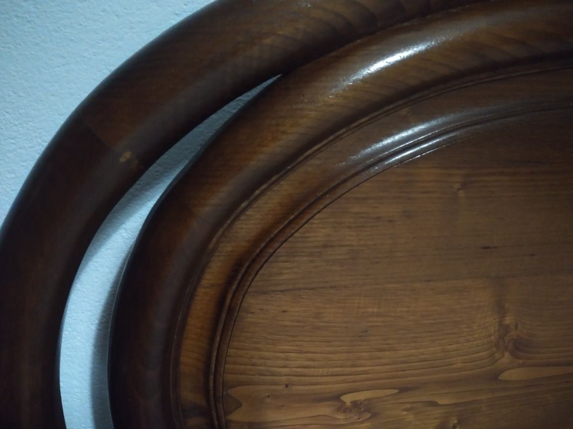 Cama casal com mesas de cabeceira