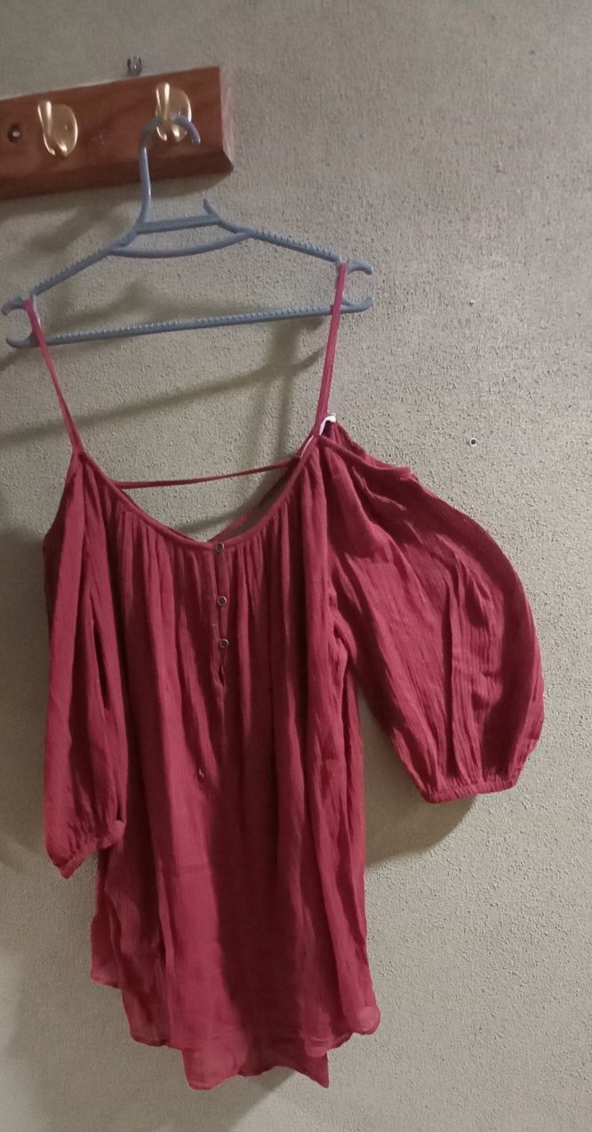 Blusa vermelho escuro de mangas largas