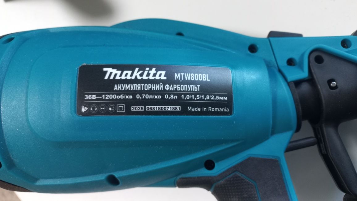 Набір болгарка аккумуляторна Makita DGA504BL та фарбопульт MTW800BL