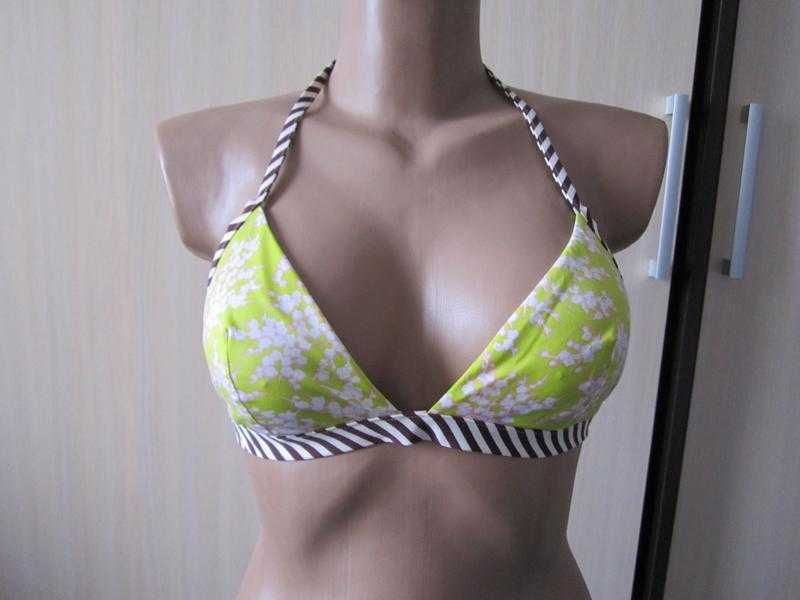 Яркий купальник (только верх), очень нежный.