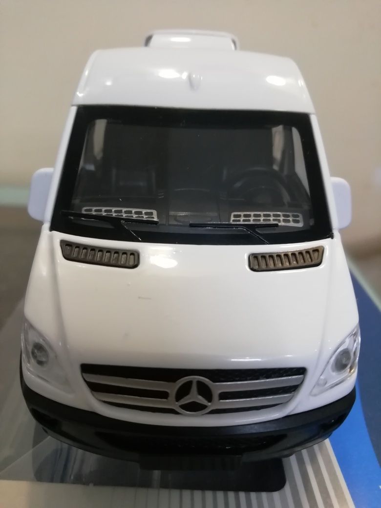 Модель мет. автобус Мерседес-Бенц Спринтер Mercedes-Benz Sprinter 1:32