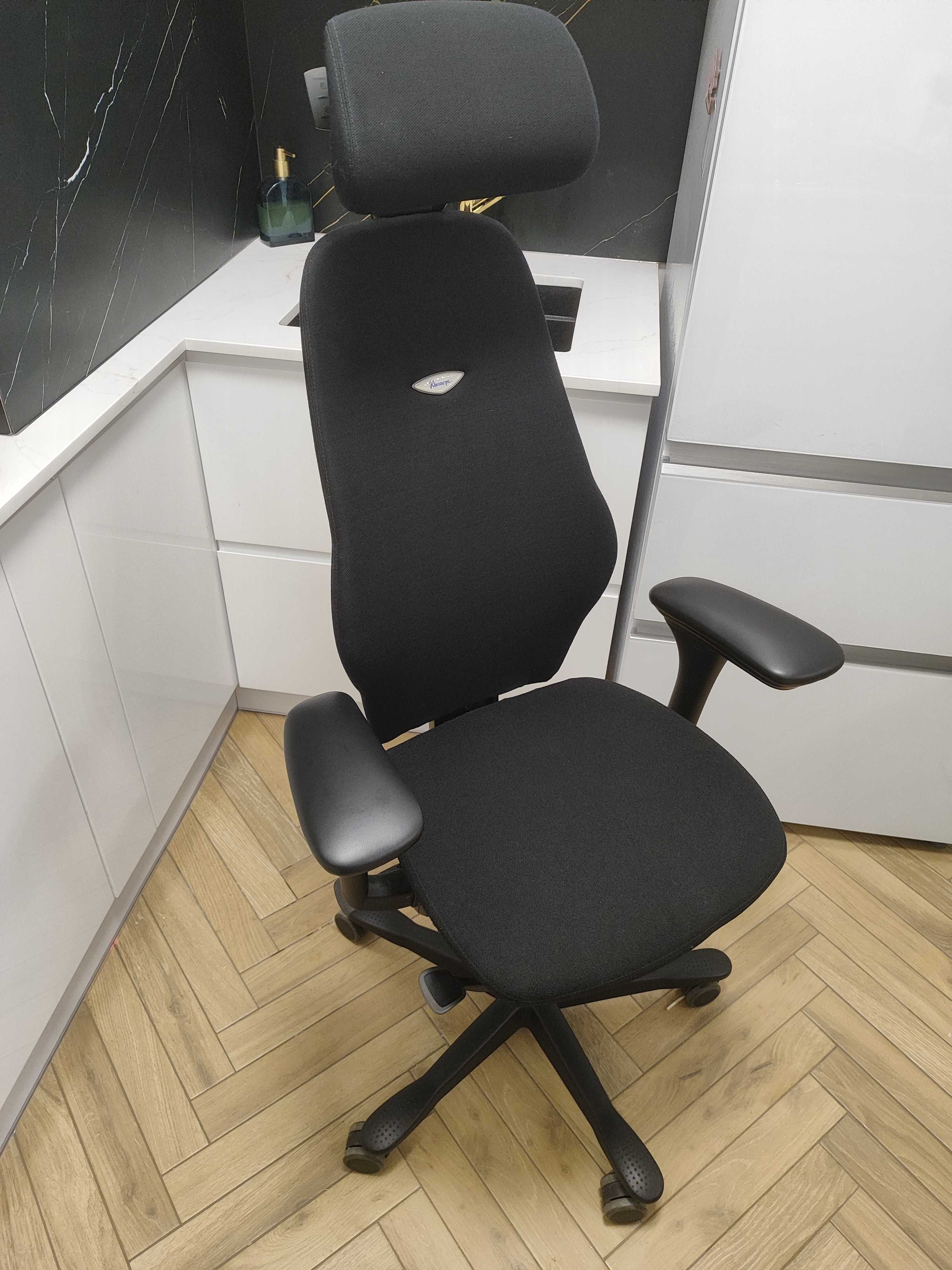 Kinnarps 6000 Plus najnowszy model  z zagłowkiem