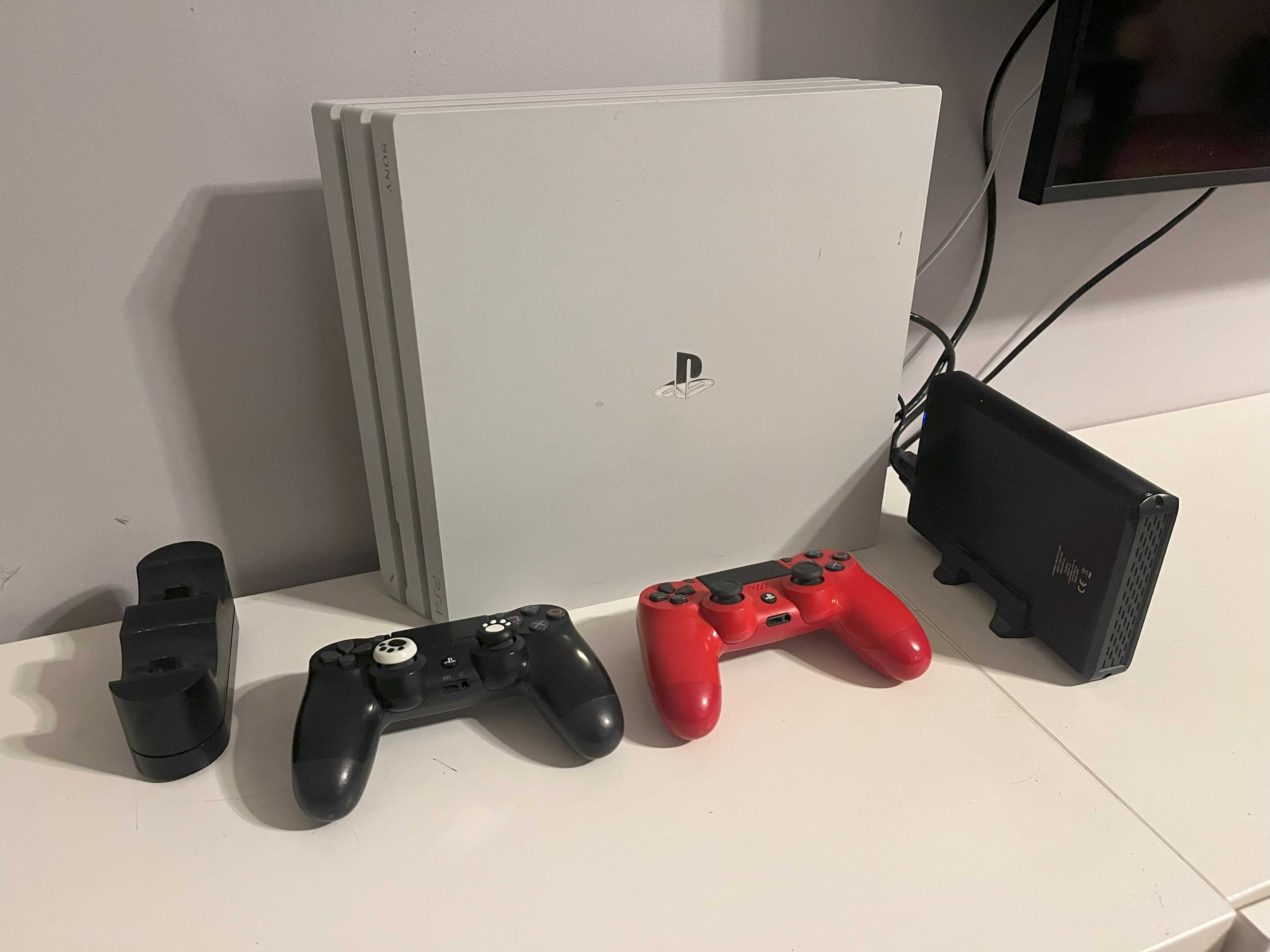 PS4 Pro 1TB + dysk zewnętrzny 3TB + stacja dokująca + pad + 5 gier