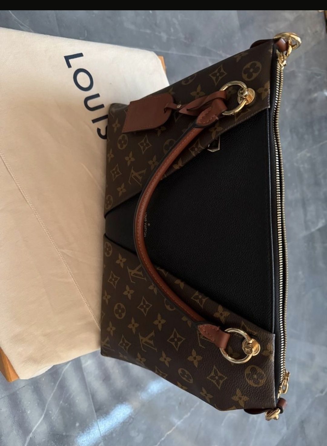 Torebka Louis Vuitton V Tote z płótna z monogramem w doskonałym stanie
