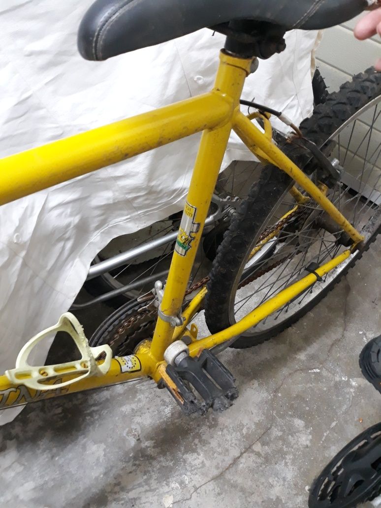Bicicleta com grande necessidade de manutenção.