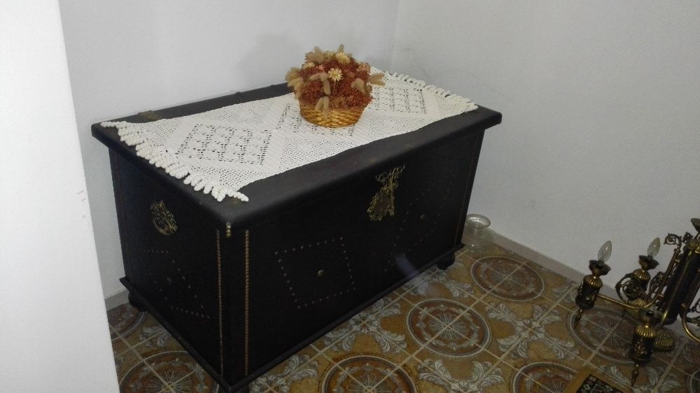 Mobilia antiga, sala de jantar estilo Séc-XVII