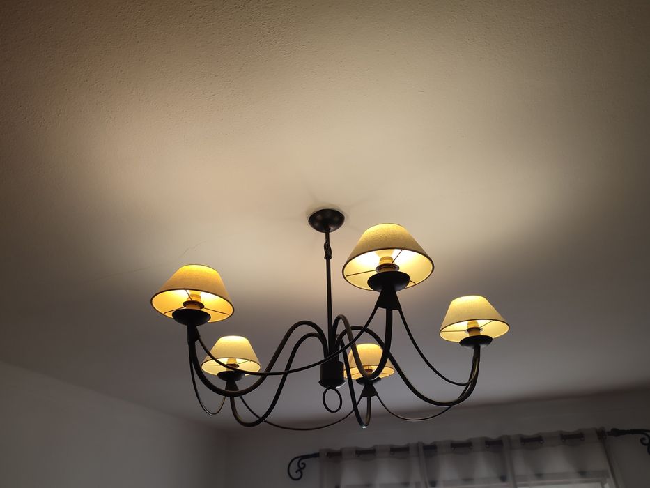 Vendo candeeiro em ferro preto e 5  abajures cremes