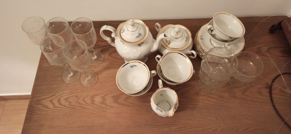 Serwis kawowy i kieliszki