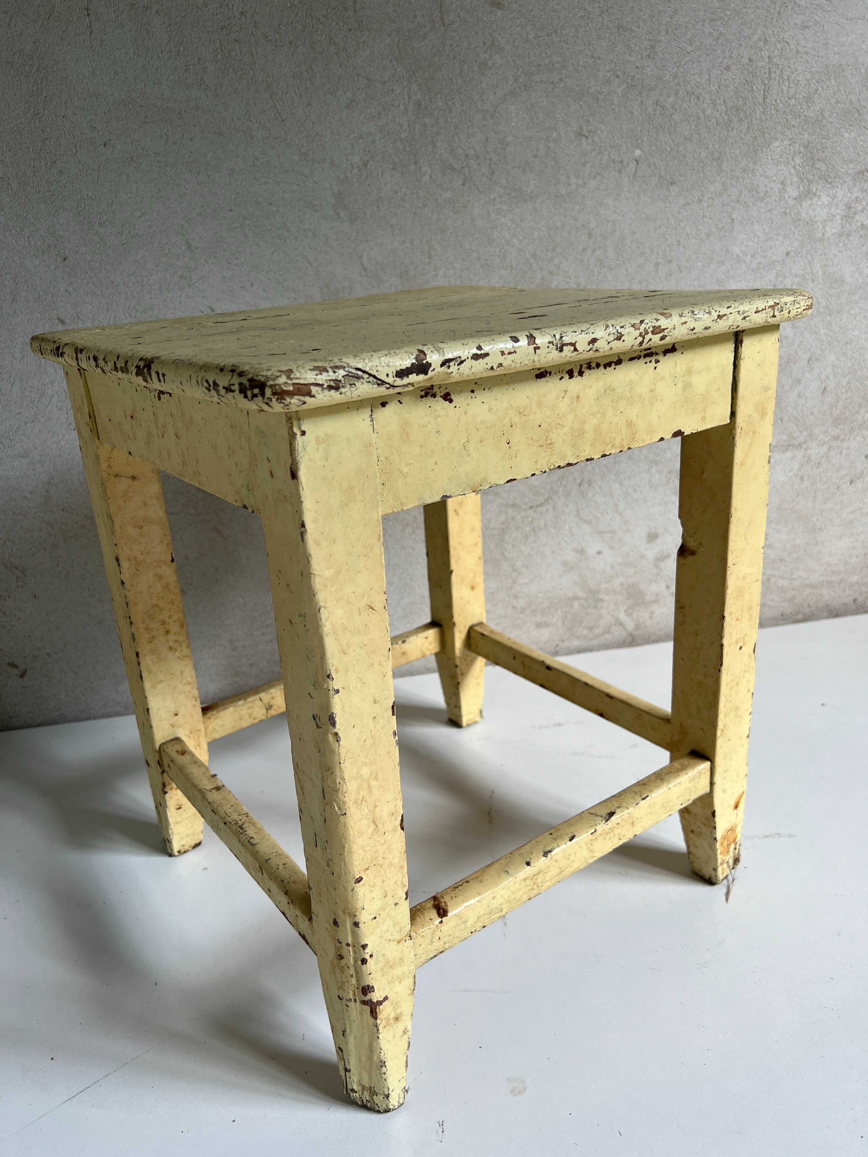 Taboret drewniany PRL / Stary taboret kuchenny / Stolik nocny ANTYK