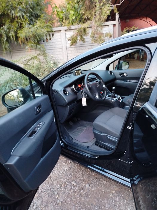 Peugeot 5008 2013 року
