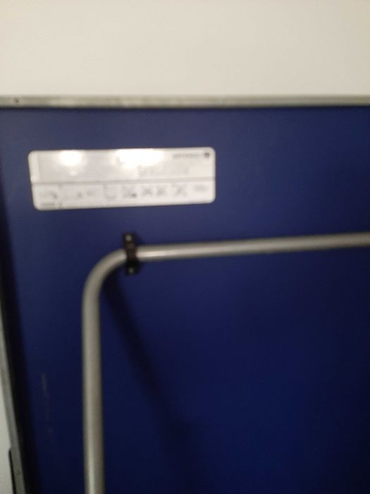 Mesa de ténis com raquetes e bolas