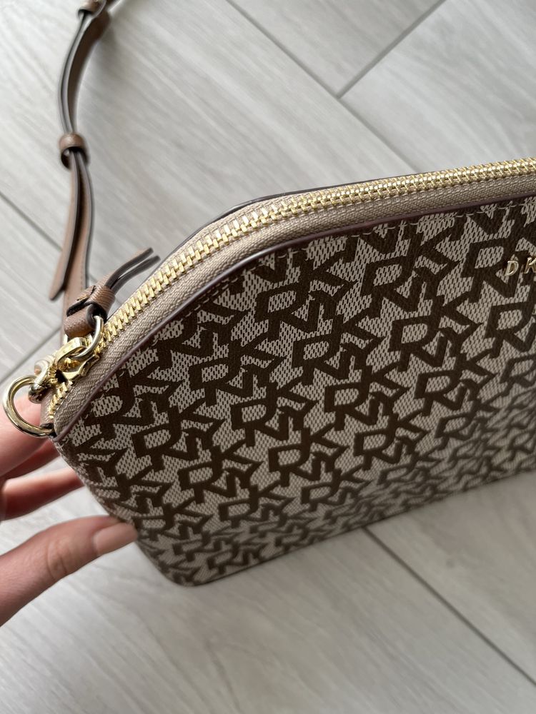 Torebka listonoszka DKNY brązowa monogram damska na ramię