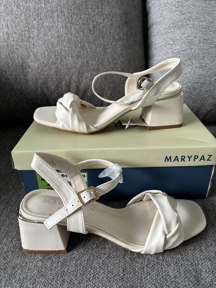 Sandalias brancas Maripaz
