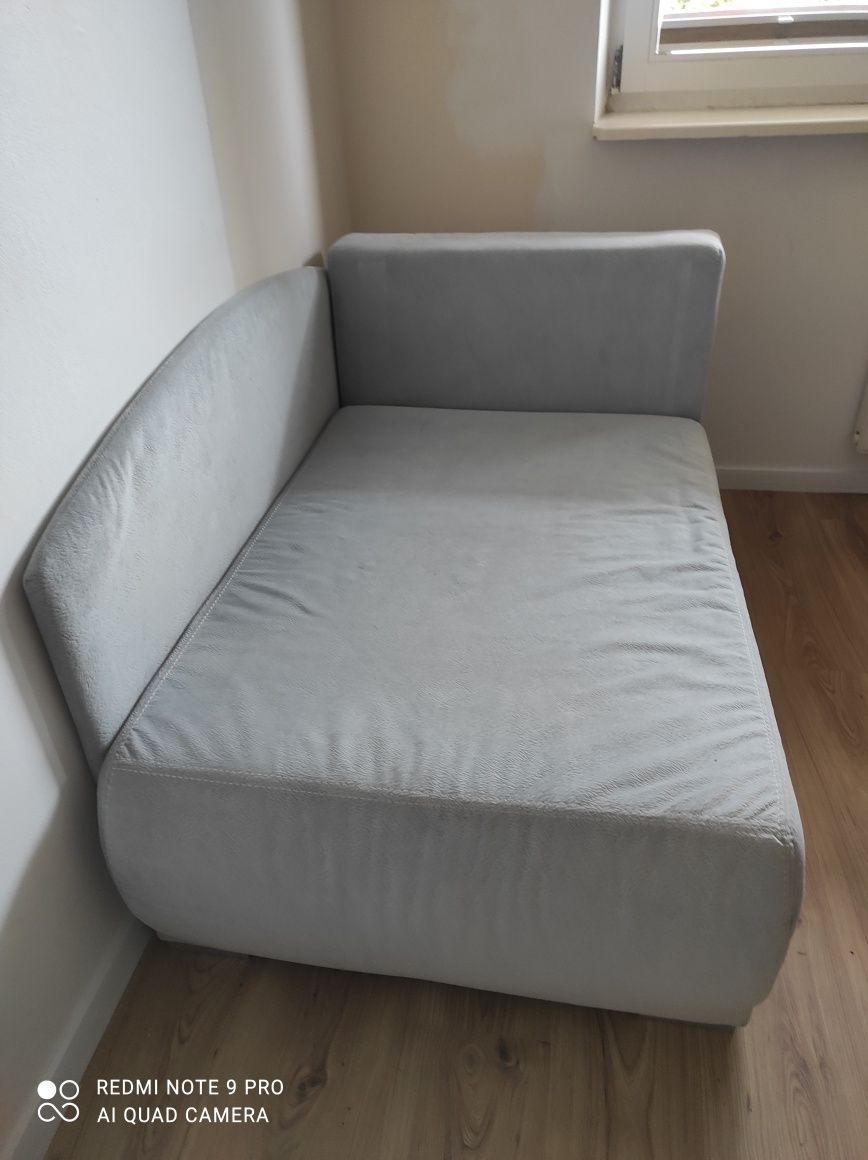 Jednoosobowa sofa z funkcją spania i pojemnikiem