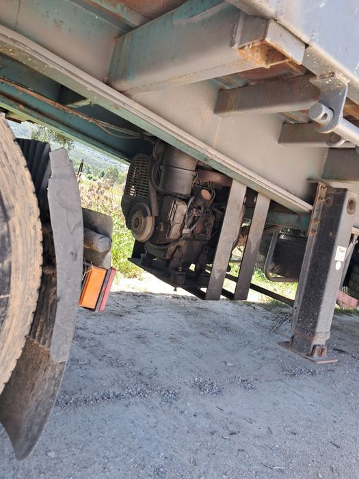 Máquina  florestal  4 estivas  com grua