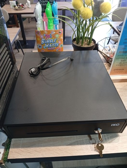 Продам меблі та обладнання для кав'ярні