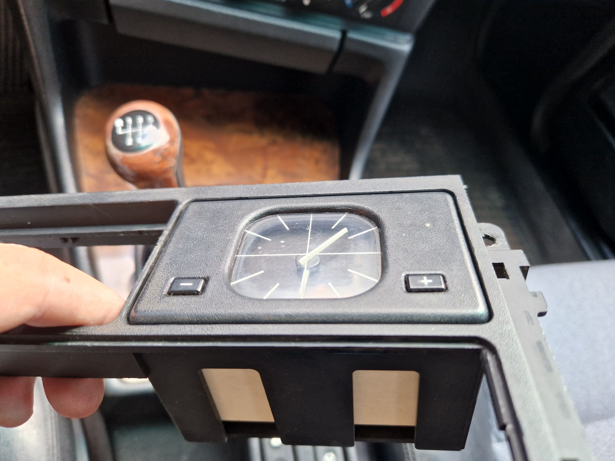 Часы и рамка магнитофона BMW e34
