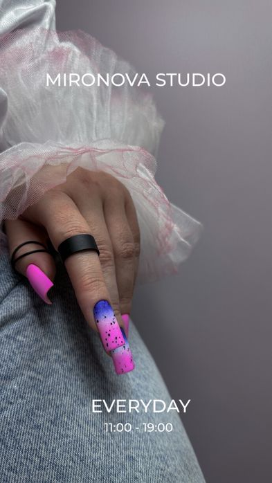 Манікюр та педикюр у студії