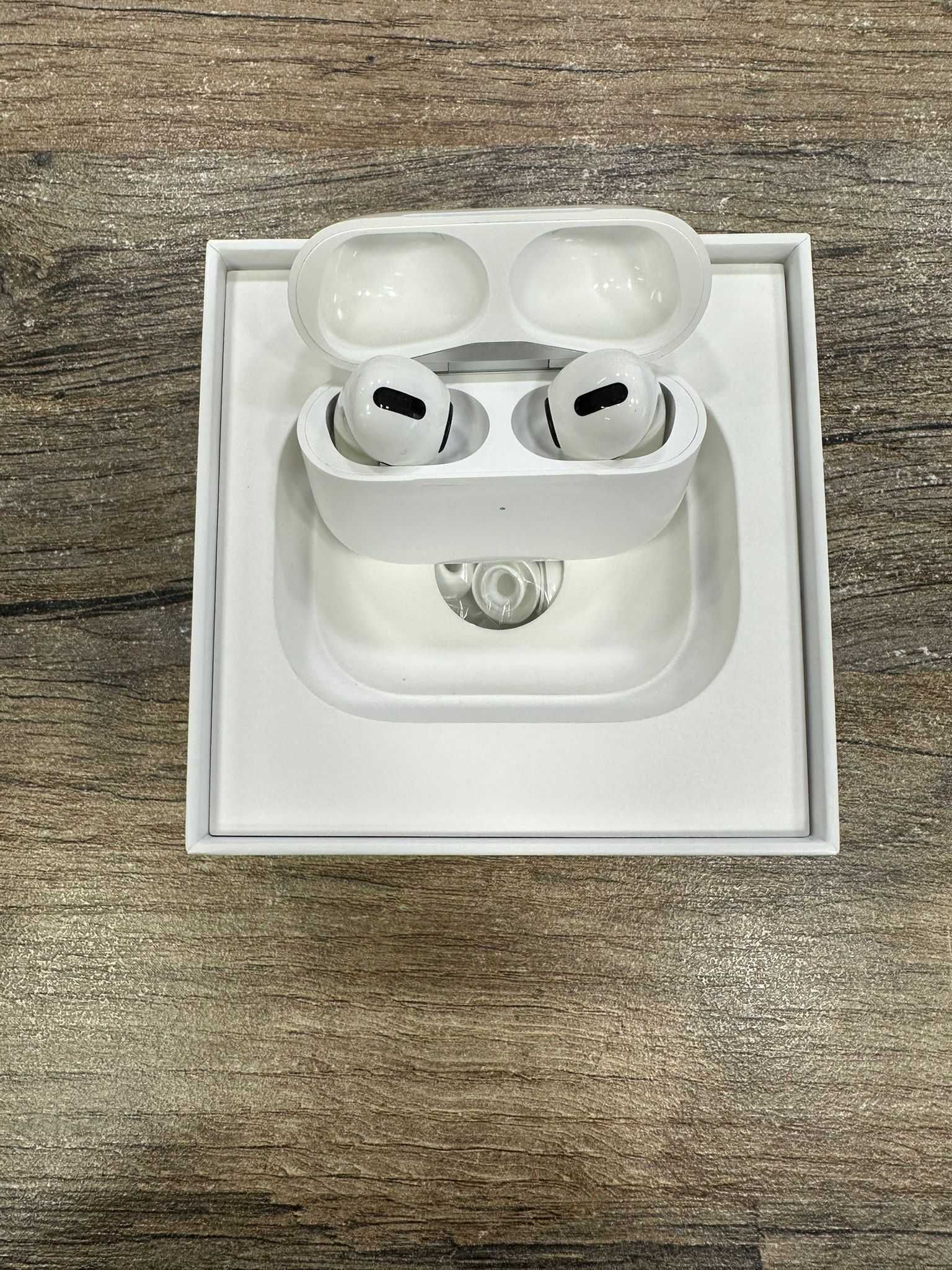 Słuchawki Apple AirPods Pro with Wireless Charging Case bdb gwarancja