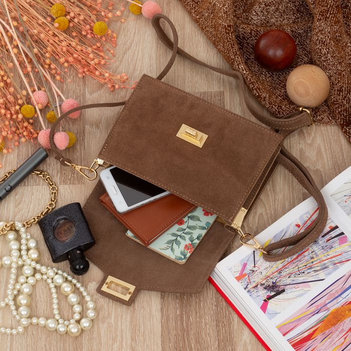 VERA PELLE torebka zamszowa listonoszka z klapą i paskiem V688 taupe