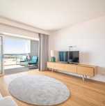 Apartamento na 1.ª linha com garagem e piscina