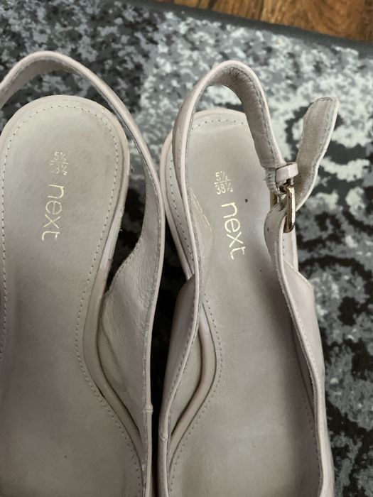 Продам босоніжки на танкетці пудрового кольору.В гарному стані.