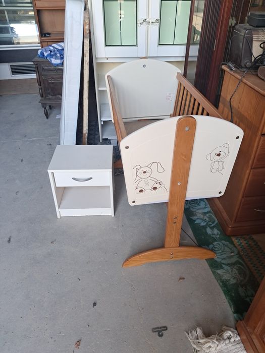 Cama de bebe e mesinha de cabeceira