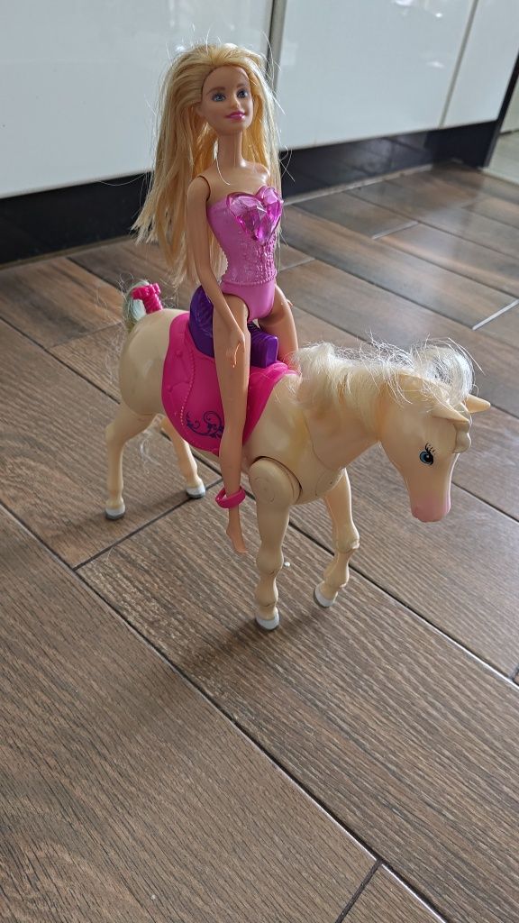 Interaktywny konik barbie Mattel rży i chodzi