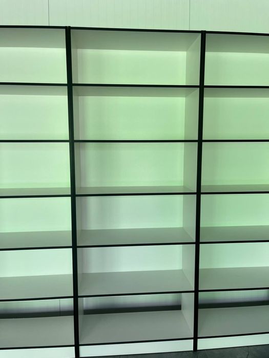 Стелажі полички вітрині для товару або в гардеробну