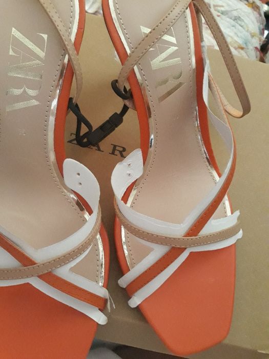 Descida Preço  -Sandália de Pele com salto em acrílico- T- 36- ZARA