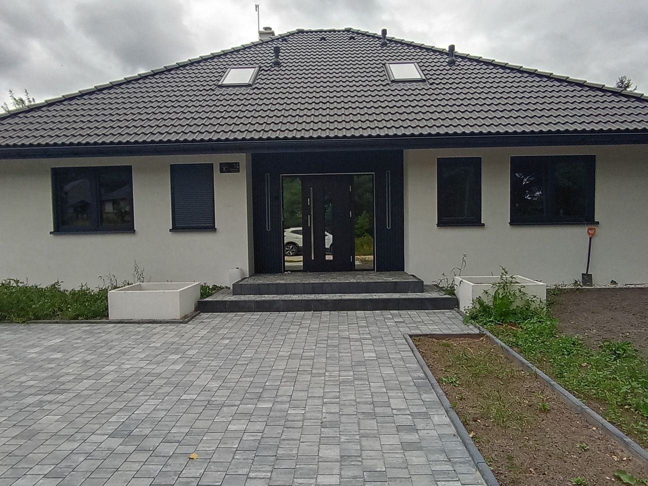 Nowy dom jednorodzinny z wiatą w 6 miesiecy