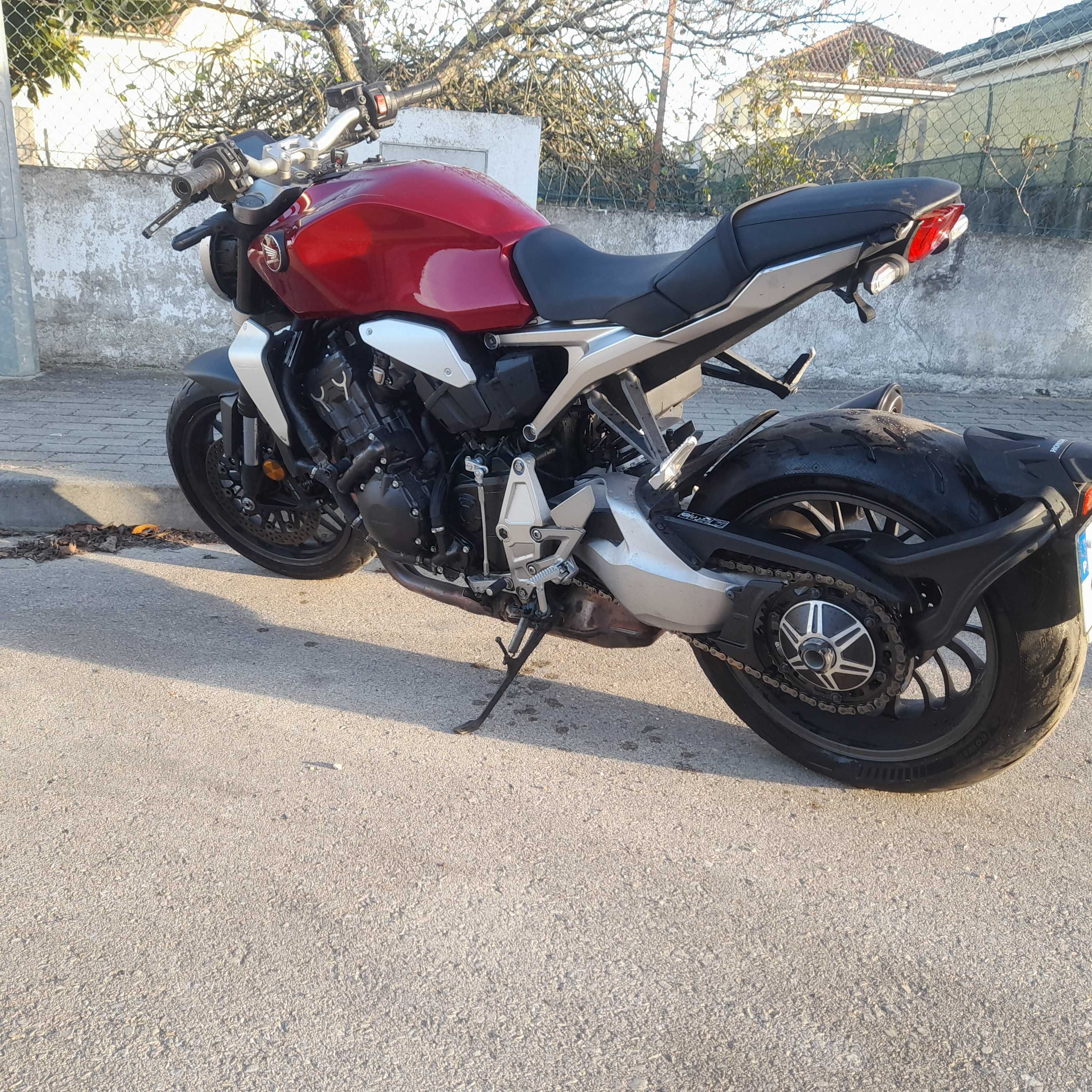 Honda CB 1000 R 2021, pequena queda