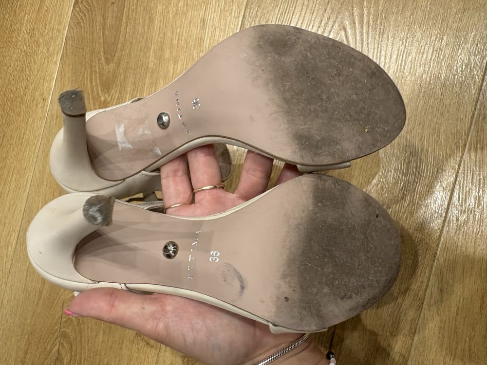 Skórzane beżowe buty szpilki Ryłko 36