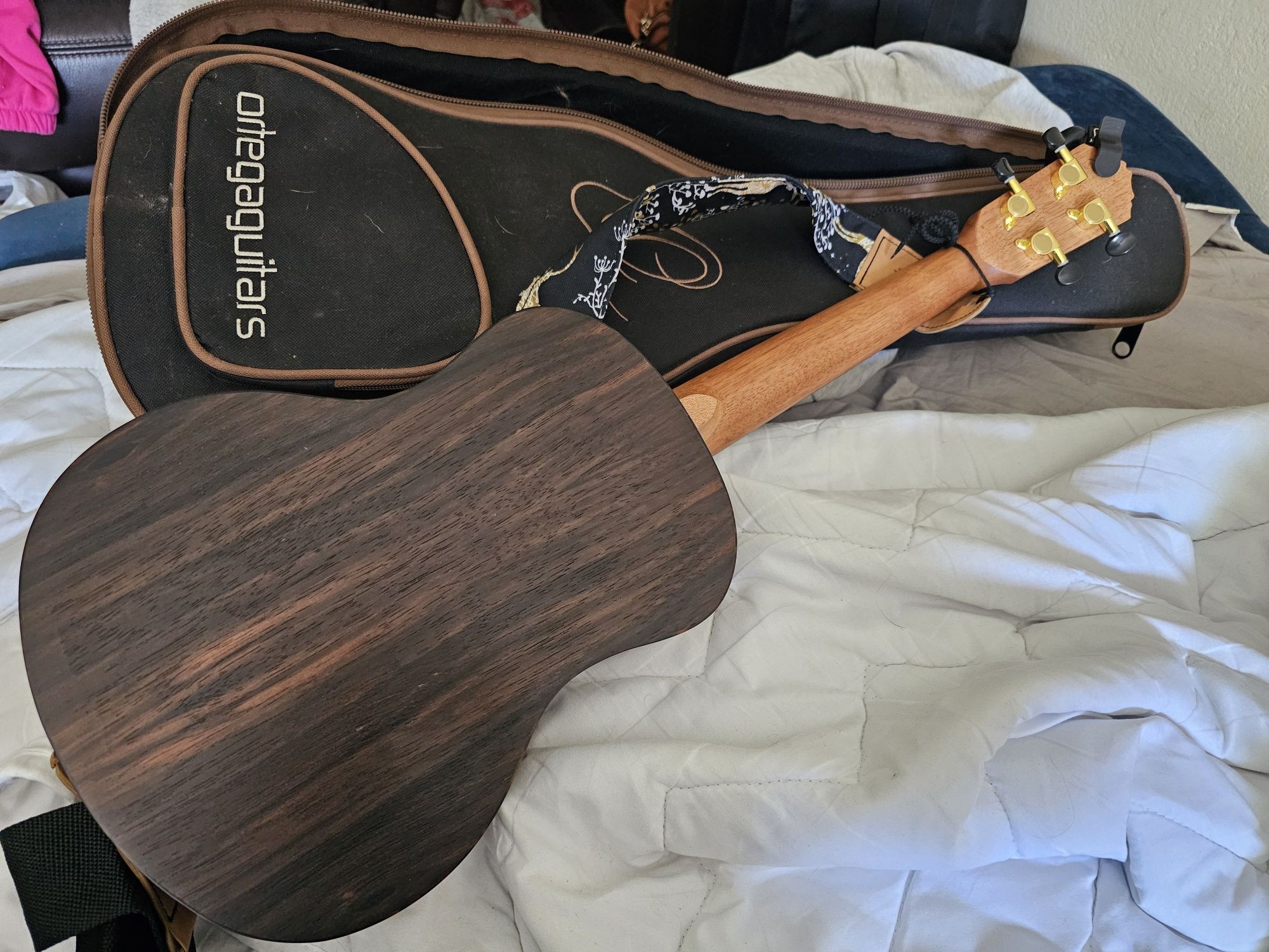 Ukulele Ortega RUEB-TE jak nowe