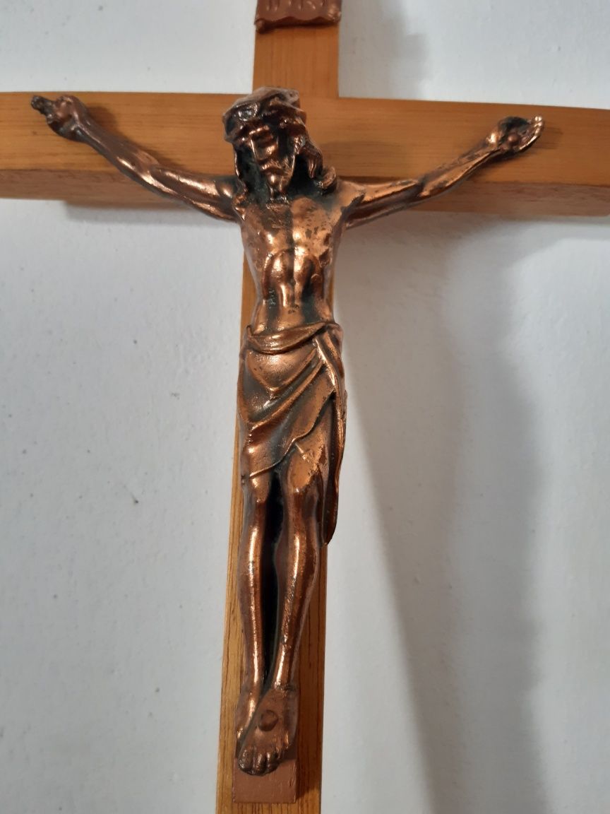 Crucifixo em madeira e metal