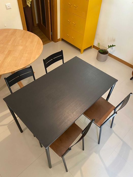 conjunto de mesa e cadeiras super conservado  - Só 65 Euros