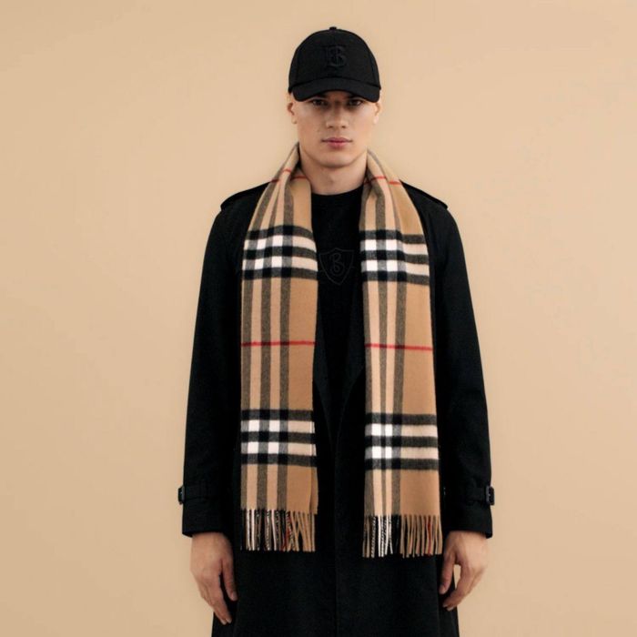 Шарф від Burberry