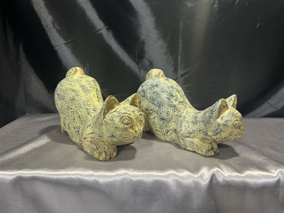 Zestaw 2 Drewnianych Kotów – Artystyczna Rzeźba z Charakterem