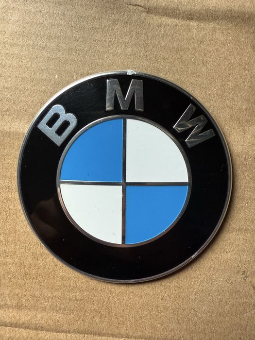 Logo na maske bmw f30