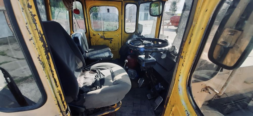 Кіровець К-701 + плуг 7 корпусів