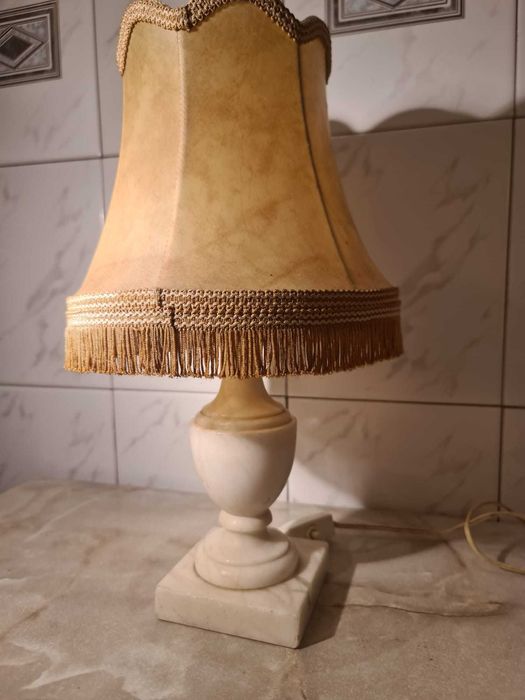 Lampka nocna  z marmuru z abażurem