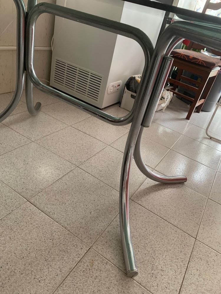 Mesa com tampo de vidro.
