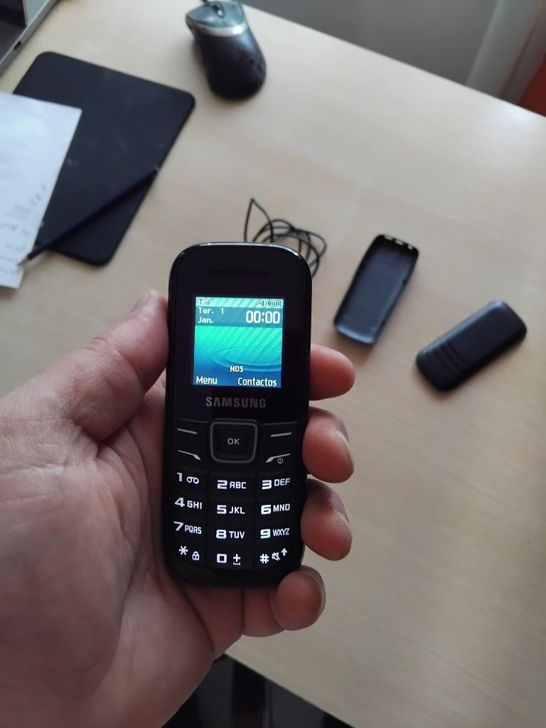 Telemóvel Samsung GT-1200