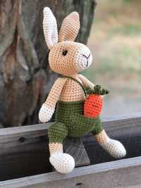 Вязаный Кролик с морковкой. Игрушка ручной работы.